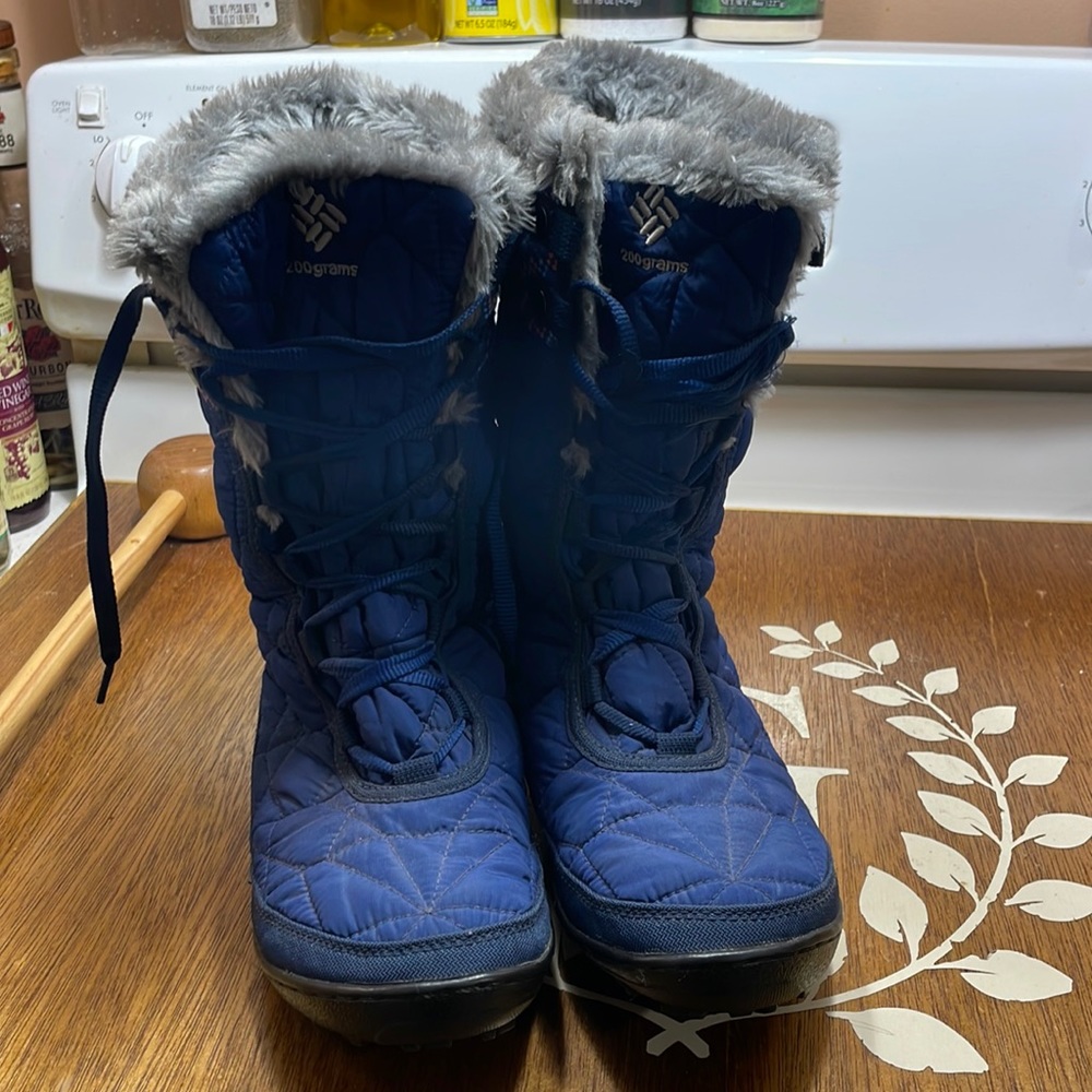 Women's COLUMBIA blue fur lined boots. Size 9